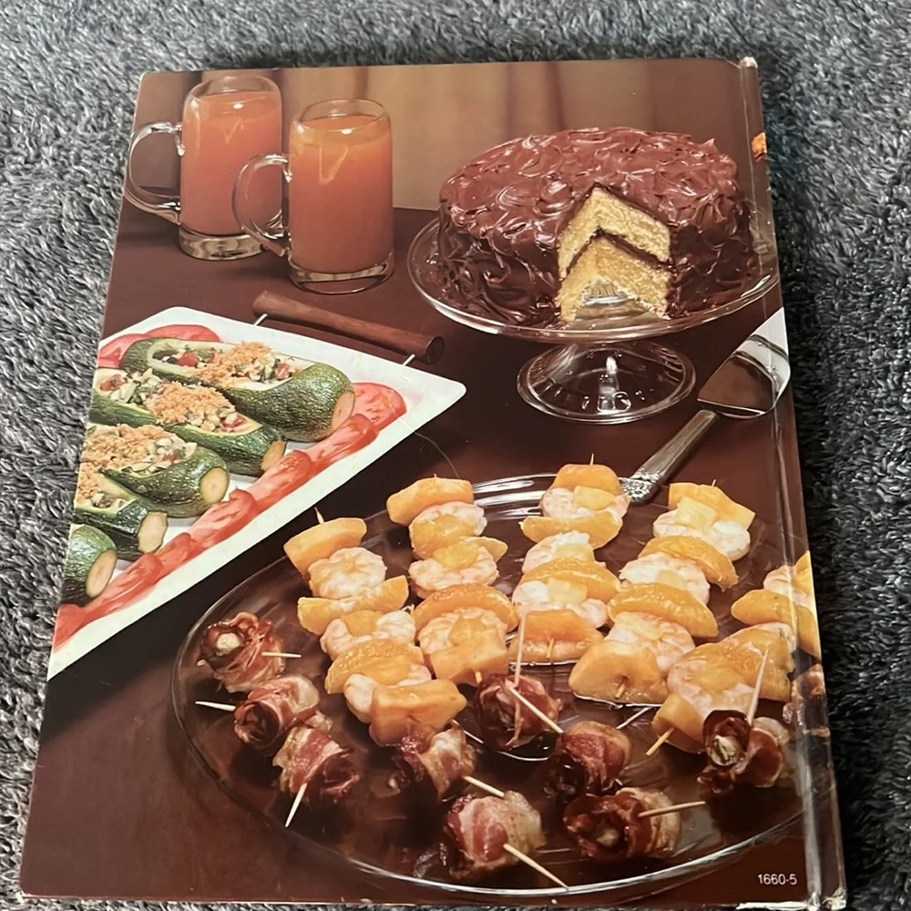 ADVENTURES IN MICROWAVE COOKING COOKBOOK AND TIPS 1979 VINTAGE HARDCOVER BOOK